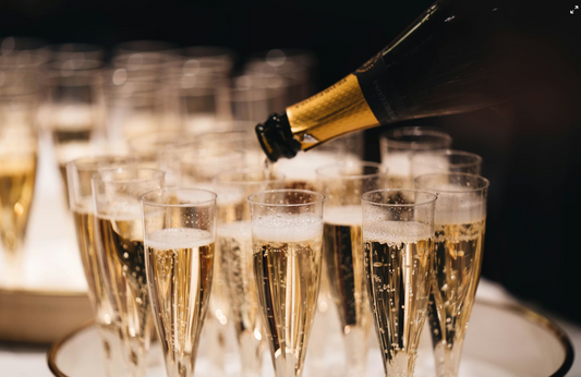 Den Ultimative Guide til Champagne: Oprindelse, Druer & Ekspertvalg 2026